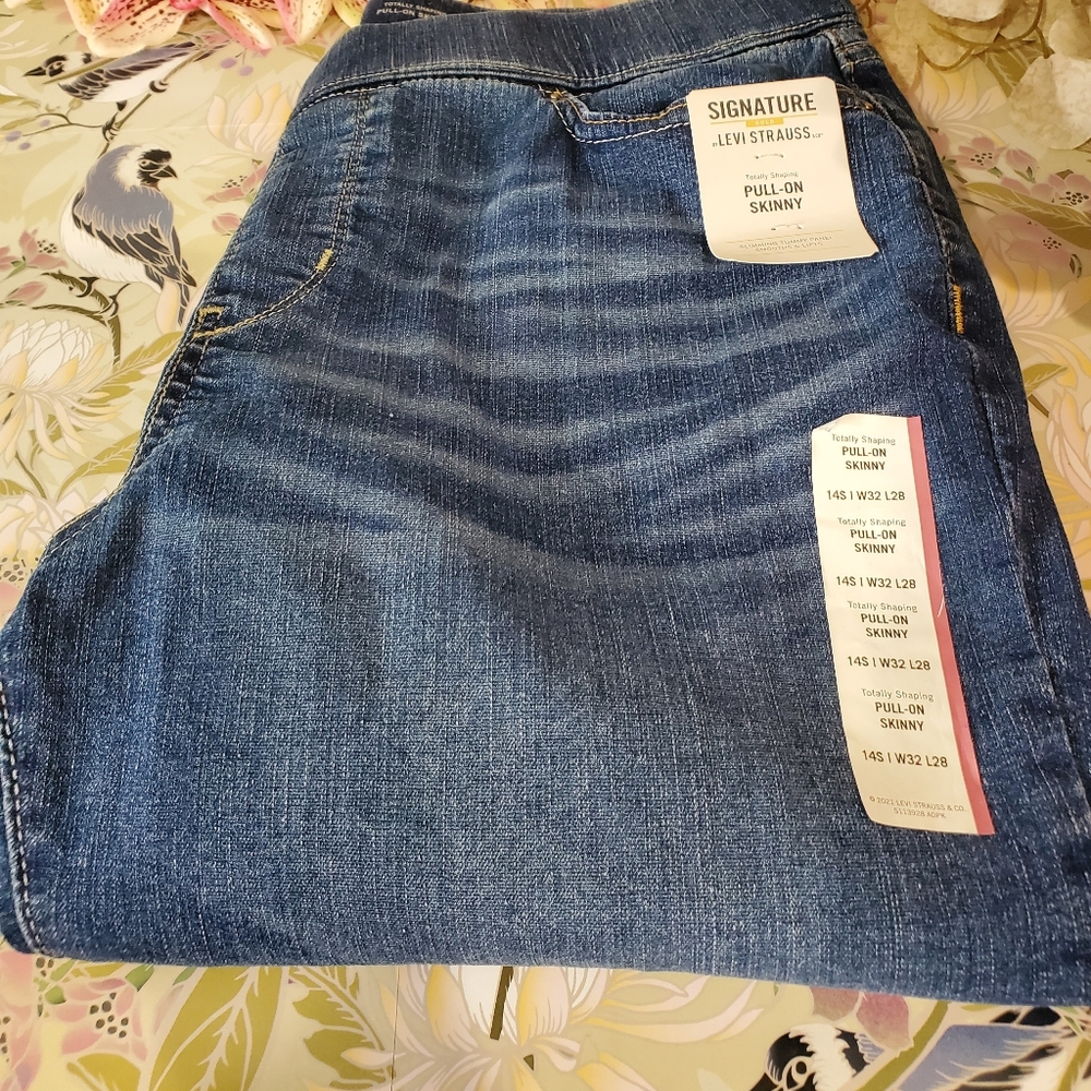 BNWT Levi Straus Signature Pull-on Skinny Jeans